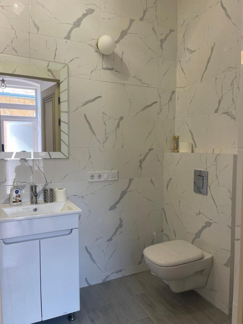 Newtone Apartment Chernivtsi Bagian luar foto