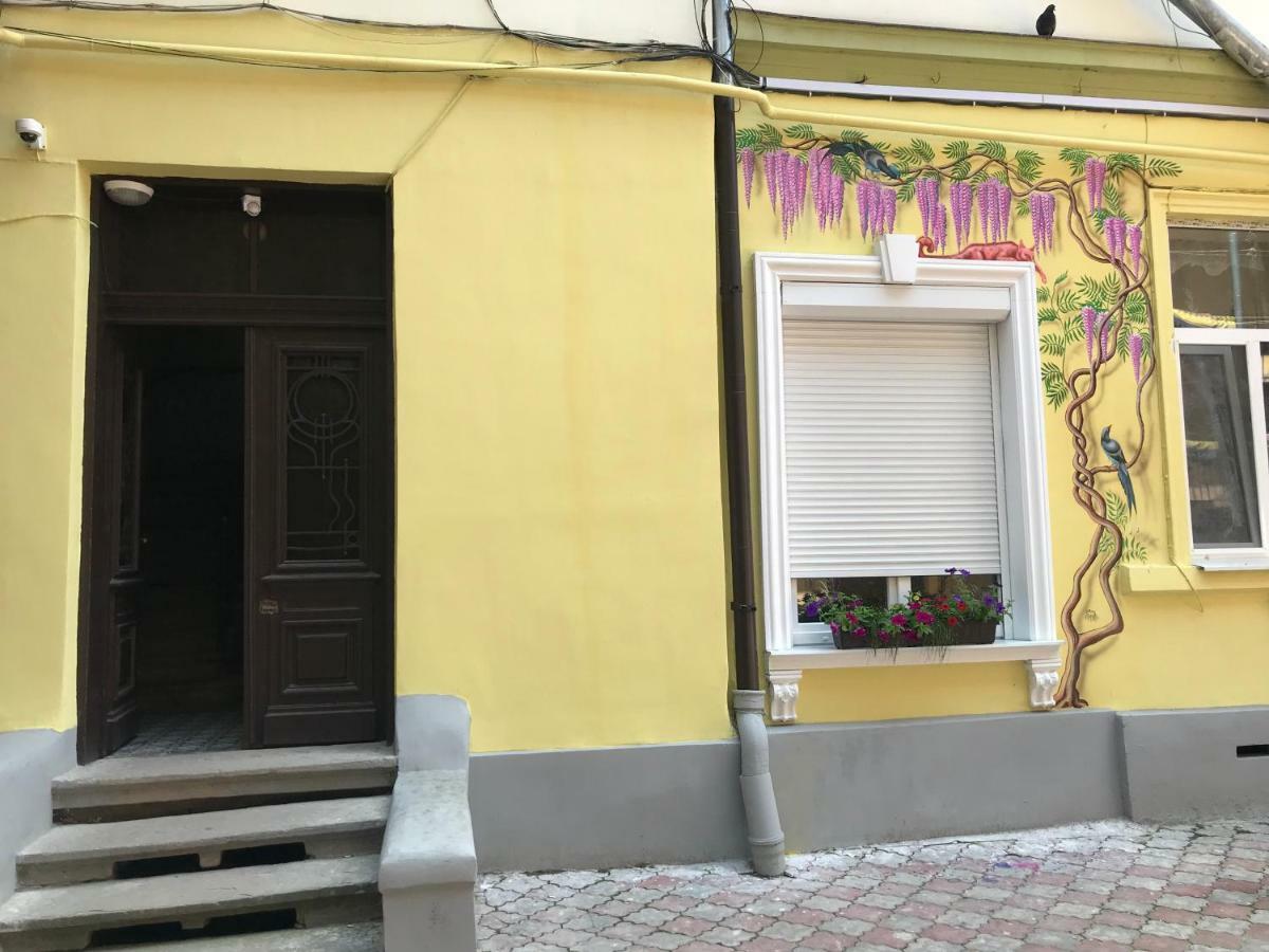 Newtone Apartment Chernivtsi Bagian luar foto