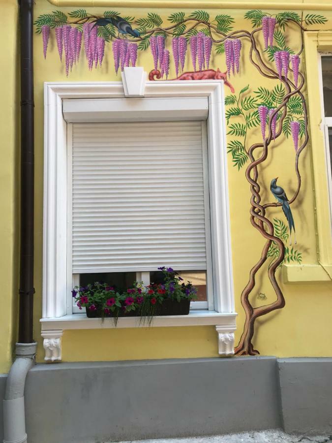 Newtone Apartment Chernivtsi Bagian luar foto